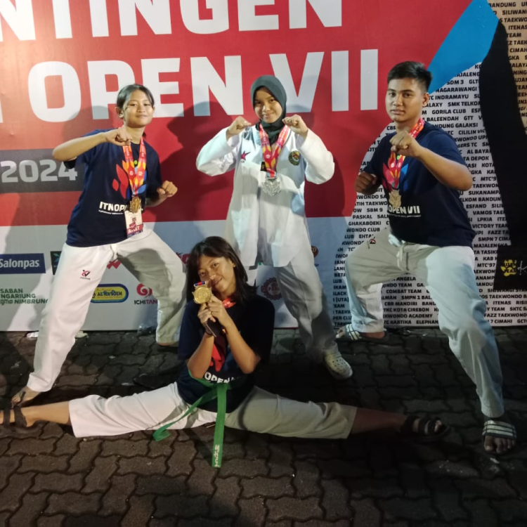 Juara 1 Kejuaraan Taekwondo Portue Bandung & Juara 1 Kejuaraan Taekwondo ITN Nasional - SMP Al Amanah Cileunyi