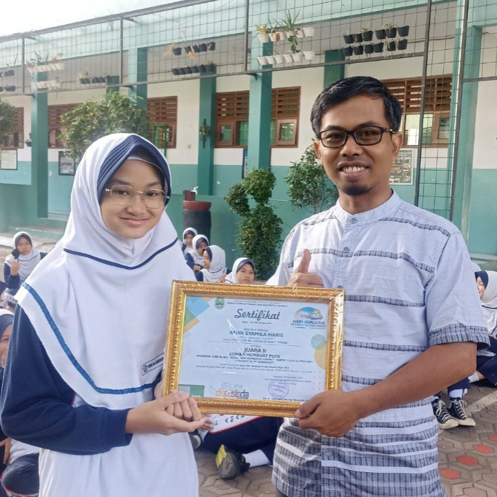 Juara 2 Lomba Membuat Puisi se-Jawa Barat - SMP Al Amanah Cileunyi